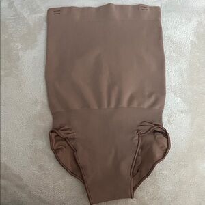 🐻 SKIMS Seamless Sculpt High Waisted Brief